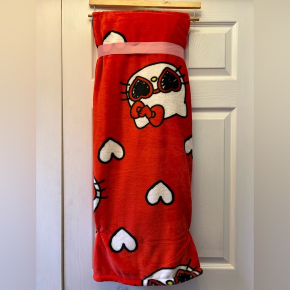 Sanrio Hello Kitty red throw blanket - Picture 4 of 4